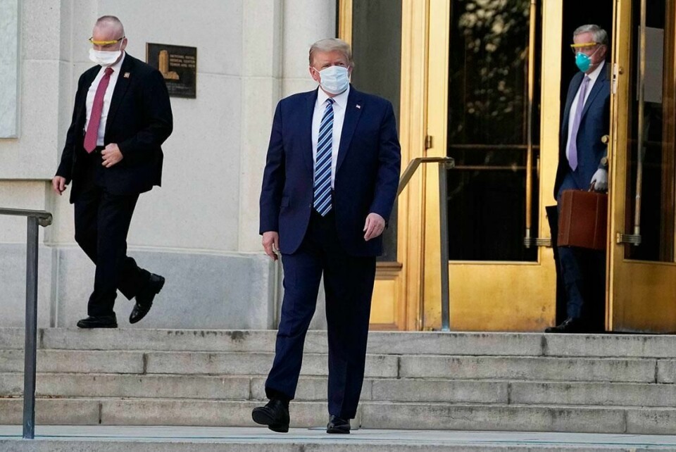HJEMME: Donald Trump dro mandag kveld fra sykehuset. Nå er han hjemme i Det hvite hus.