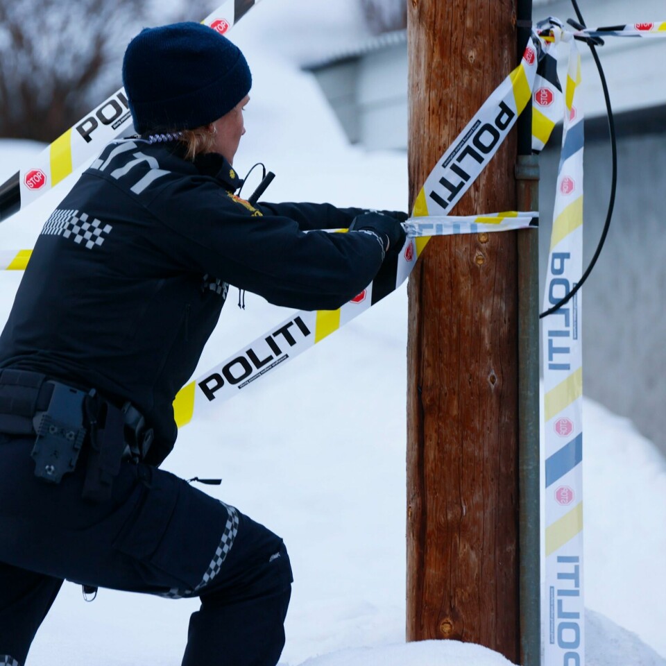 ÅSTED: Politiet jobber på åstedet der fire personer ble funnet døde lørdag. Bildet viser politi som sperrer av området utenfor boligen på Torpo i Ål i Hallingdal, der fire personer ble funnet døde lørdag. Foto: Frederik Ringnes / NTB