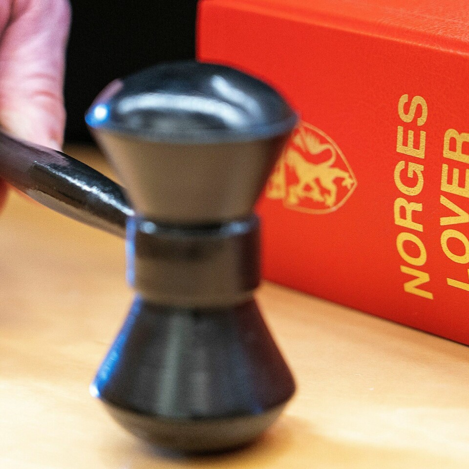 FIRE VOKSNE DØMT: En far, en mor, en bror og en nabo er dømt. Alle er dømt i en sak om overgrep mot barn. Bildet viser Norges lover og en hammer.