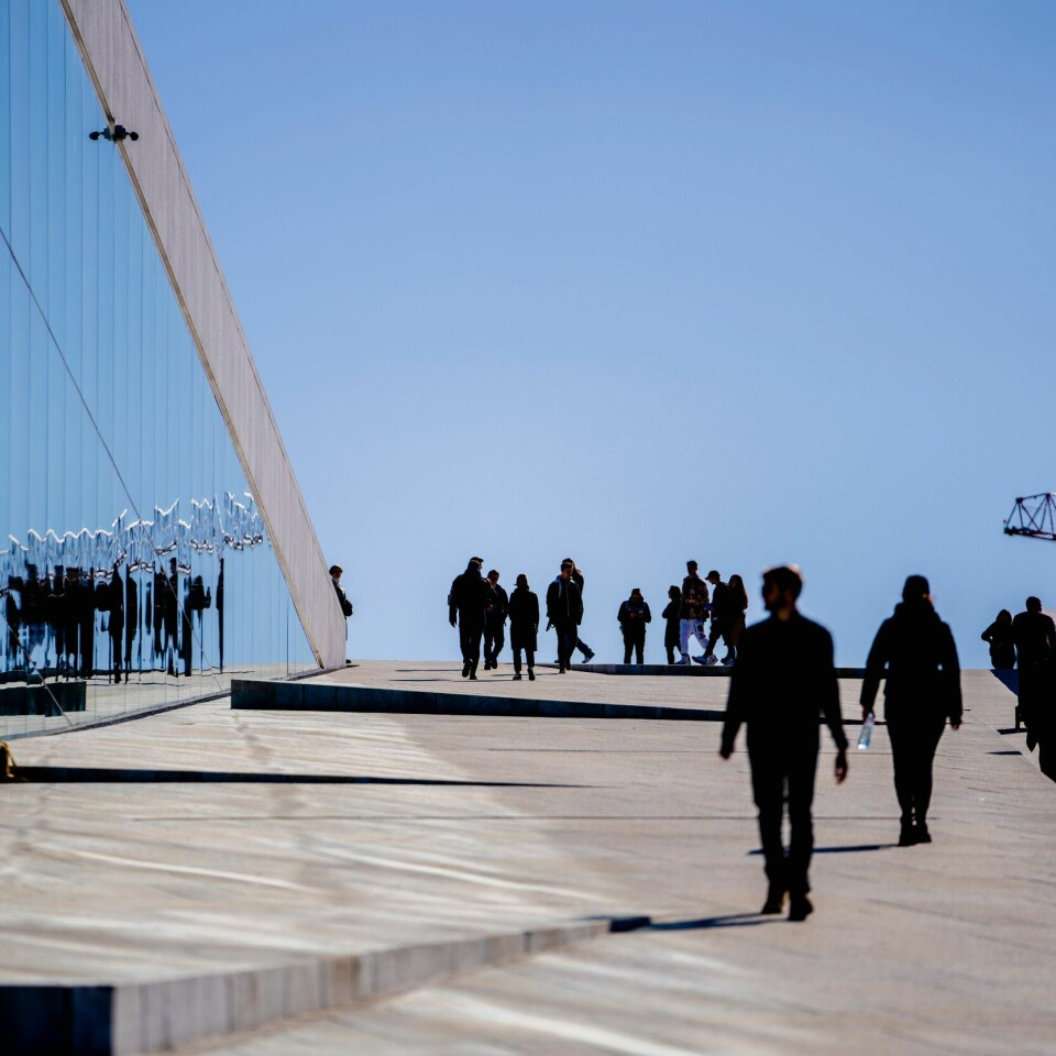 VÆR: Oslo får sol de neste dagene, men til helga kan det komme litt skyer. Bildet viser folk i Oslo. Foto: Lars Thomas Nordby / NTB