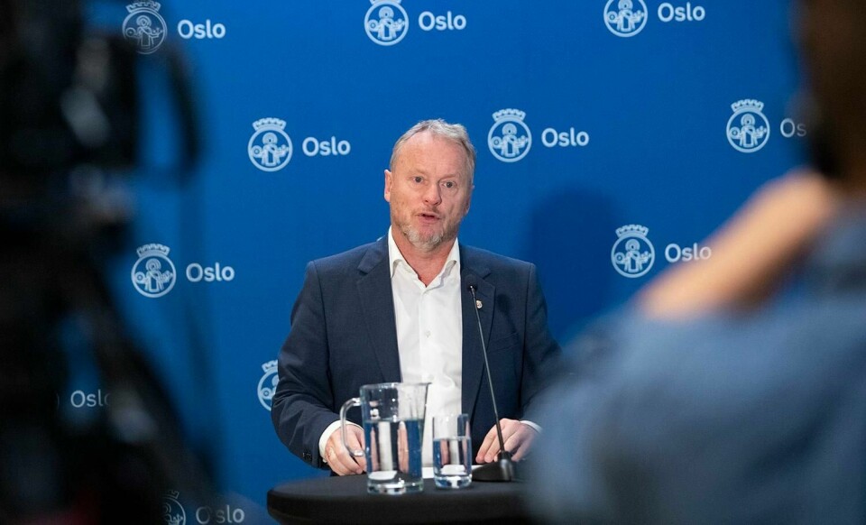 REGLER: Byrådsleder Raymond Johansen legger frem nye korona-tiltak i Oslo på enn pressekonferanse mandag.