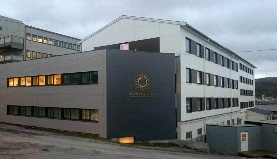 SMITTE: To leger på Hammerfest sykehus er smittet med korona. De jobber med å spore smitten. Sykehuset blir stengt inntil videre. Nå kan bare folk som trenger øyeblikkelig hjelp reise dit. Andre må vente.