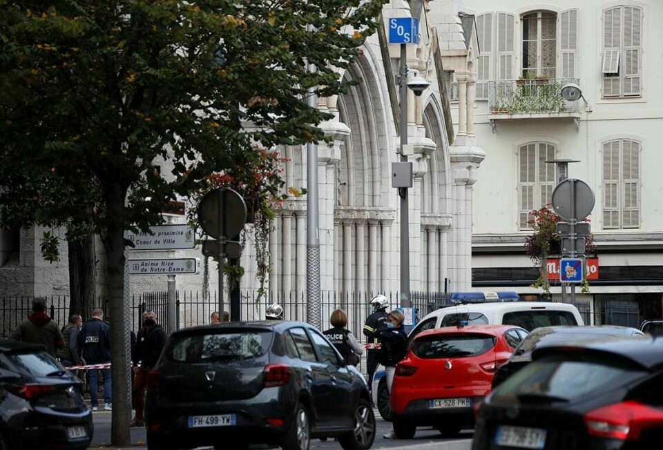 ANGREP: Politiet sikrer området ved kirken Notre-Dame i Nice i Frankrike. Minst to skal være drept etter et angrep med kniv.