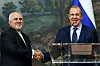 Bildet er av utenriksministerne i Iran og Russland. Sergej Lavrov står til høyre og Mohammad Javad Zarif til venstre. De tar hverandre i hendene.
