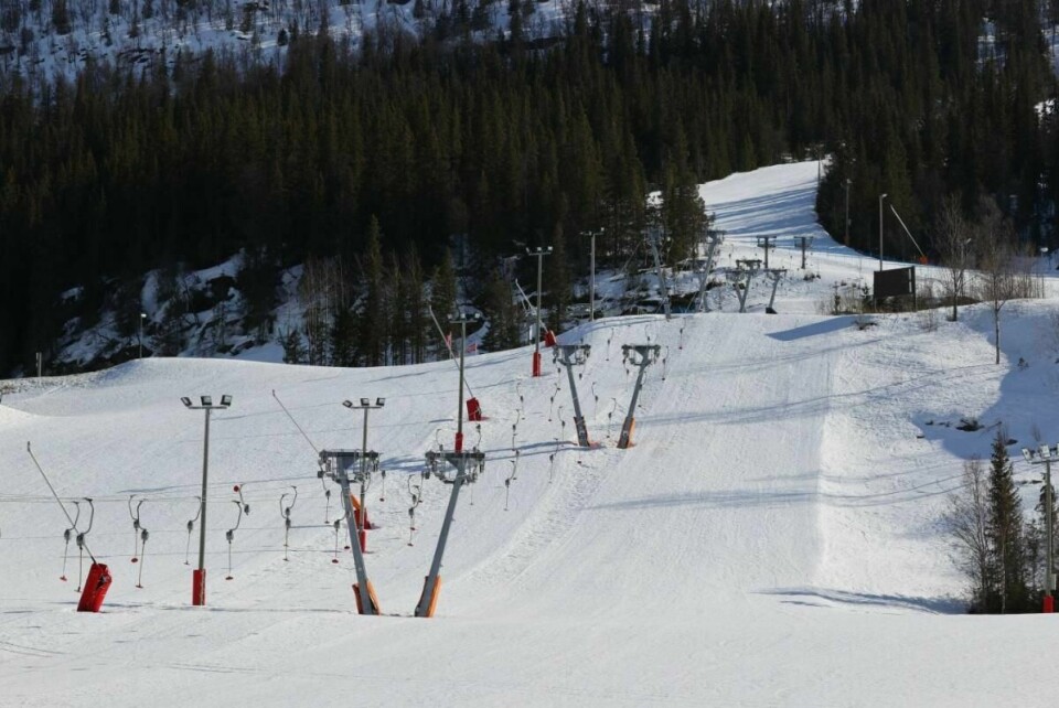 STILLE: Det var lite folk i alpin-bakken i Hemsedal i påska. Det kan bli en stille vinter i flere bakker i Norge. Årsaken er at de mange gjestene fra andre land blir hjemme.