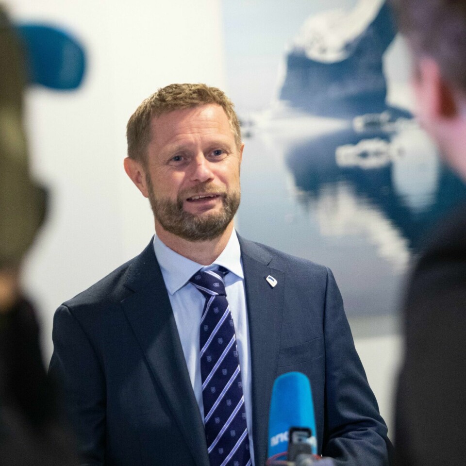 KLARERE: Helseminister Bent Høie ber oss huske fire ting. Blant annet det å unngå å treffe for mange mennesker.