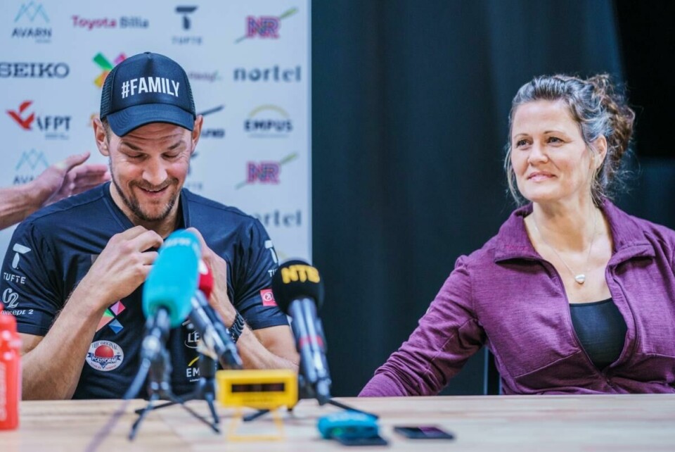 FØLELSER: Det var mye følelser for Olaf Tufte. Han smiler etter at det kom noen tårer. – Tenk å gråte for noe jeg får lov til, sier han. Bildet er av Olaf Tufte som sitter bak et bord med mikrofoner. Han har på en skyggelue med teksten '#family'. Han smiler etter å ha grått litt. Kona stryker på ham og smiler.
