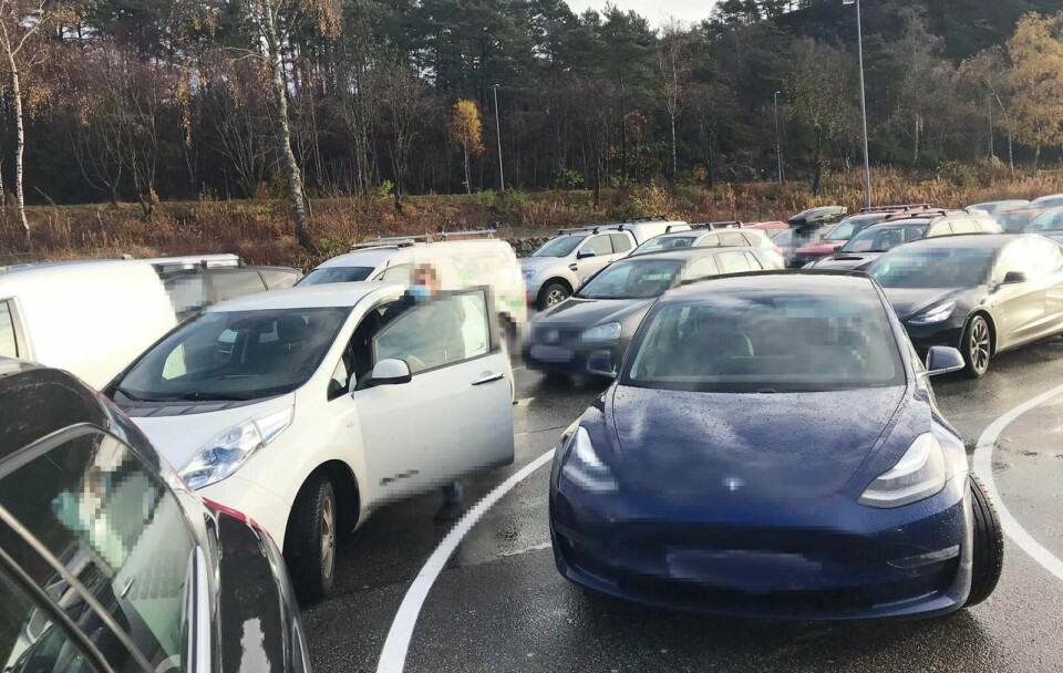 KØ: Her står bergensere i lange bilkøer for å teste seg for korona.