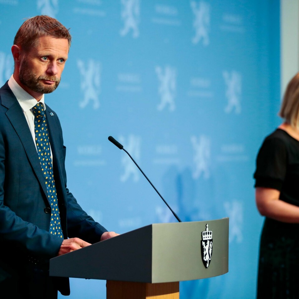 REGLER: Regjeringen kom med nye råd og regler mandag. Men mange synes det er vanskelig å forstå. Nå skal det bli klarere råd og regler, skriver avisa VG.