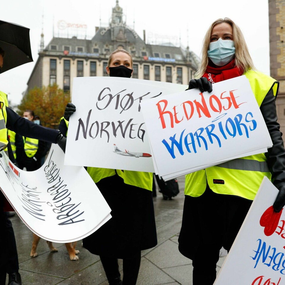 STORTINGET: Ansatte i Norwegian møtte opp utenfor Stortinget. De hadde med seg plakater.