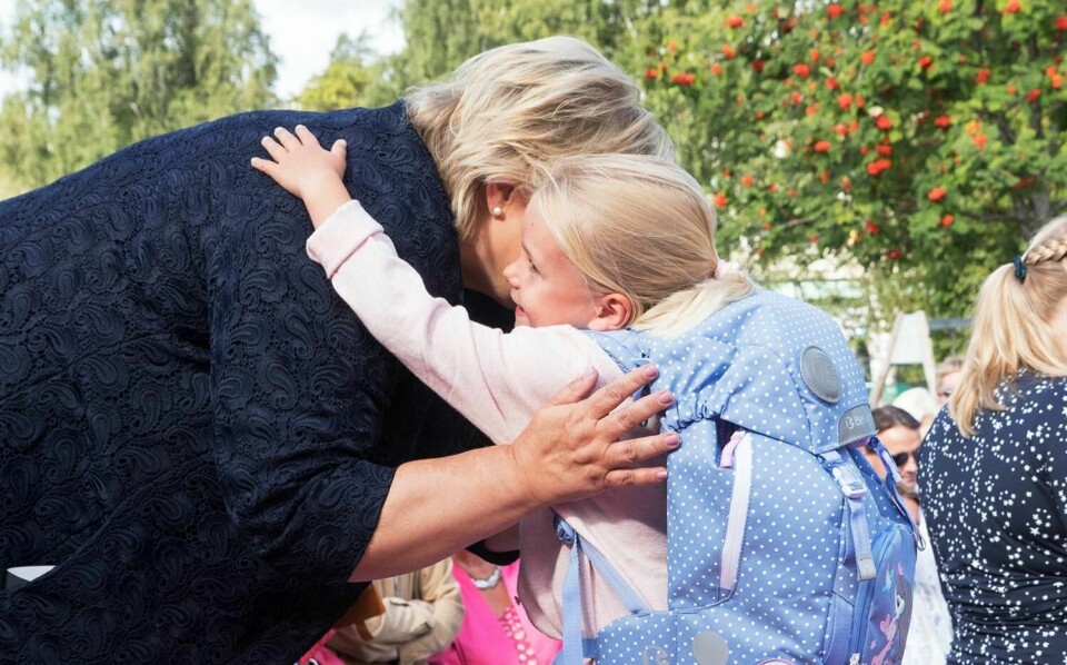 KLEM: Statsminister Erna Solberg klemmer en førsteklassing på Jar skole i 2017. Slike klemmer har korona-pandemien stoppet.