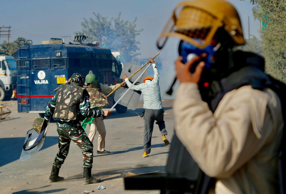 KAMPER: Bønder i India protesterer mot at en lov er endret. Det har ført til kamper mot politiet i hovedstaden. Flere er redd for at de vil få enda mindre betalt for varene sine.