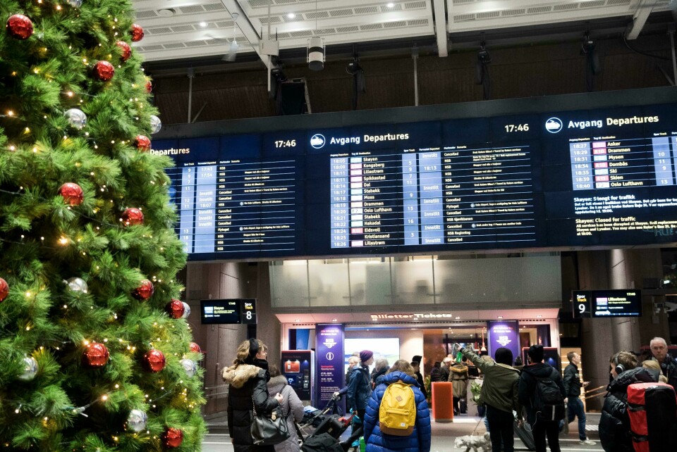 TRAVELT: I fjor var intet unntak. Mange skal reise fra eller til Oslo S med tog. Det er viktig å legge gode planer, og i god tid før reisen i år. Bildet er av et julepyntet Oslo S i fjor. Det er et juletre til venstre, og mye folk som skal ta et tog.