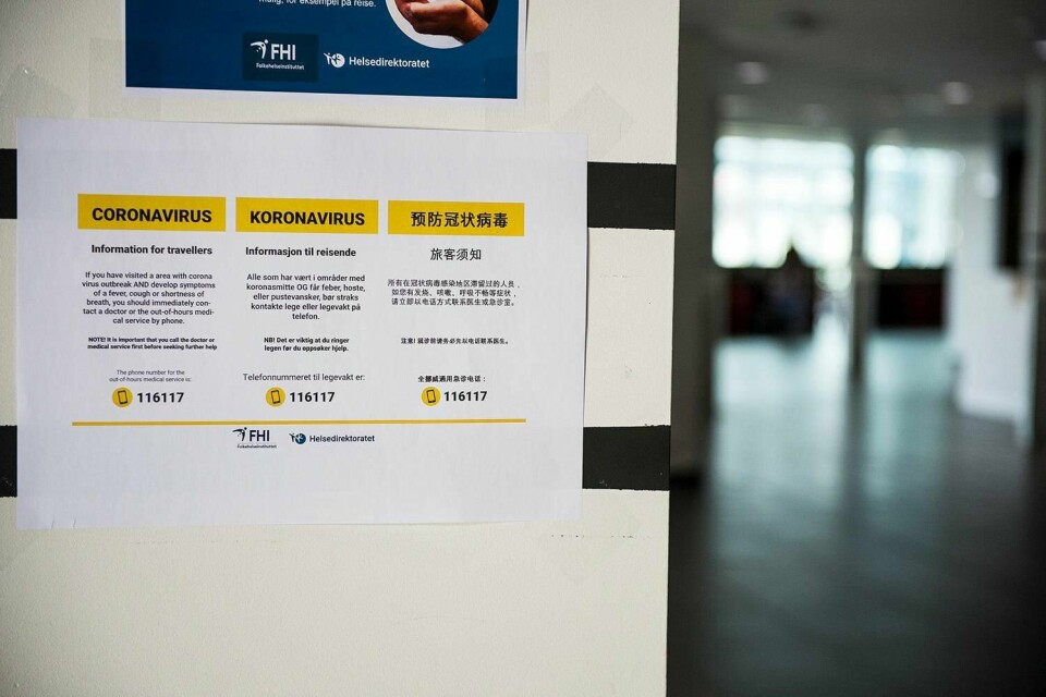 SPRÅK: Det er satt opp skilt med informasjon om korona-virus og testing på en flyplass. Informasjonen er på flere språk. Det er viktig for at flere skal forstå.