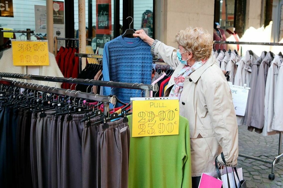 ÅPENT: En kvinne ser på varer i en klesbutikk som har åpnet igjen i Frankrike.