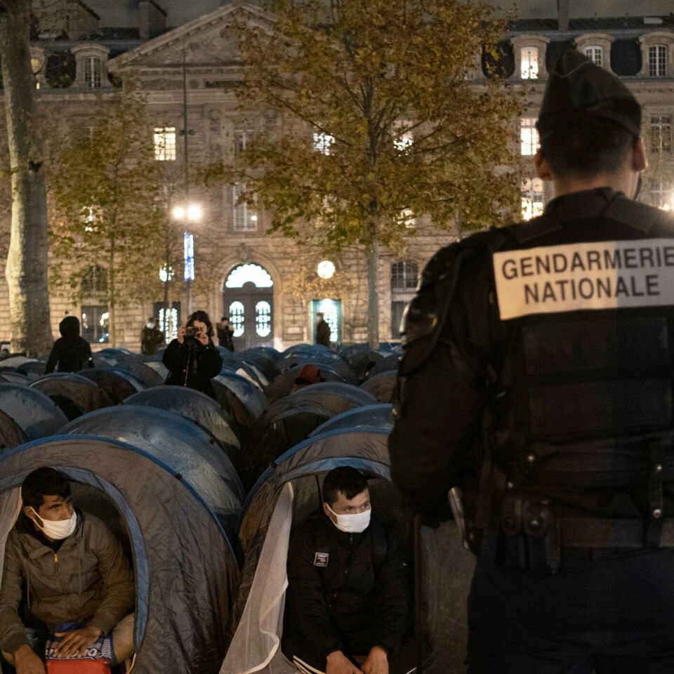 LEIR: Migranter bodde i en leir i Paris i Frankrike. Politiet ville nylig stenge leiren.
