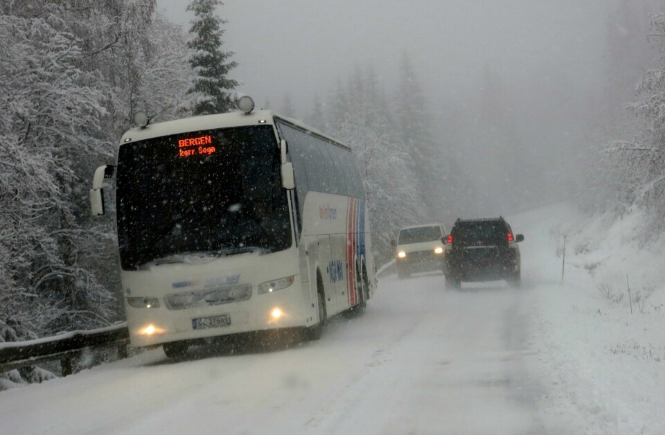 KOMBO: Entur selger billetter til både tog og buss. De sier det kan være lurt å tenke seg om før du bestiller. Det kan være lurt å bruke en blanding av buss og tog på reisen. Bildet er av en buss på vei til Bergen. Det er snøvær.