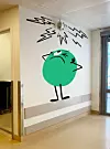 Geometriske og humoristiske figurer i turkis, rosalilla og sterk blå vil sprette rundt på sengerommene såvel som i korridorene på barneavdelingen til Akershus sentralsykehus. Illustrasjon: Frode Skaren / Oslo Street Art NTB kultur