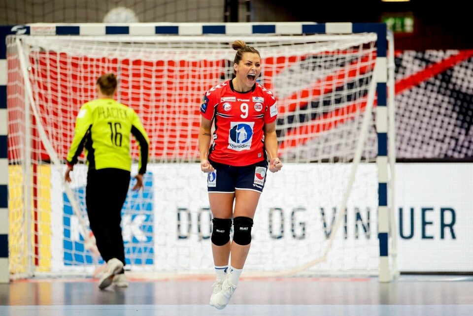JUBLET: Nora Mørk spiller for Norge i EM i håndball. Det er første gang på tre år at hun er med i et mesterskap.
