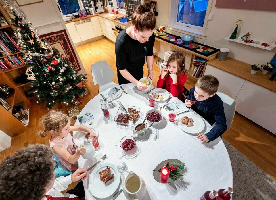 SELSKAP: En familie er samme gruppe, eller kohort. De kan sitte tett når de skal spise julemiddagen. Gjestene bør sitte med minst én meters avstand.
