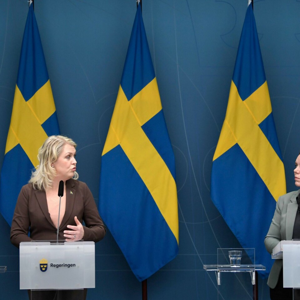 LOVER: Lena Hallengren (til venstre) lover vaksine til alle voksne svensker. Det skjer i løpet av første halvår neste år. Hallengren er sosialminister.