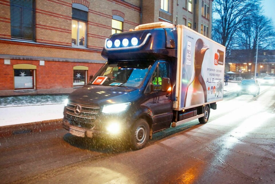 VAKSINE: Her kommer bilen med vaksinene mot korona-virus. De er fraktet fra Belgia. De første vaksinene blir satt søndag og mandag. Vaksinene er fraktet til Ullevål sykehus.