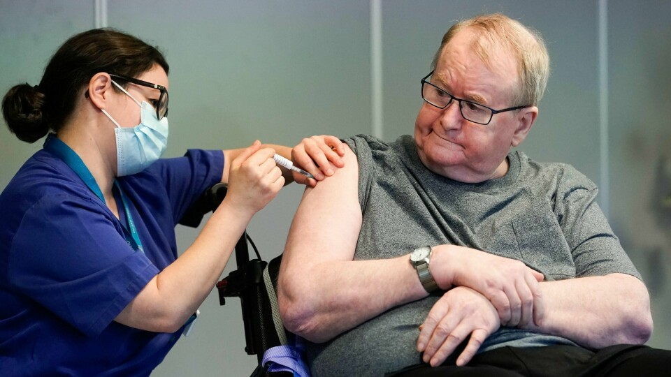FØRST: Svein Andersen er vaksinert mot koronavirus. Han er først i Norge. Maria Golding setter vaksinen.