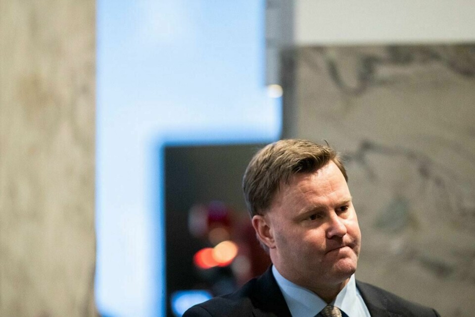 SMS: Myndighetene skal sende SMS til alle med utenlandsk mobil. Slik håper de å hindre smitte med korona fra utlandet. Det sier Espen Nakstad til NRK.