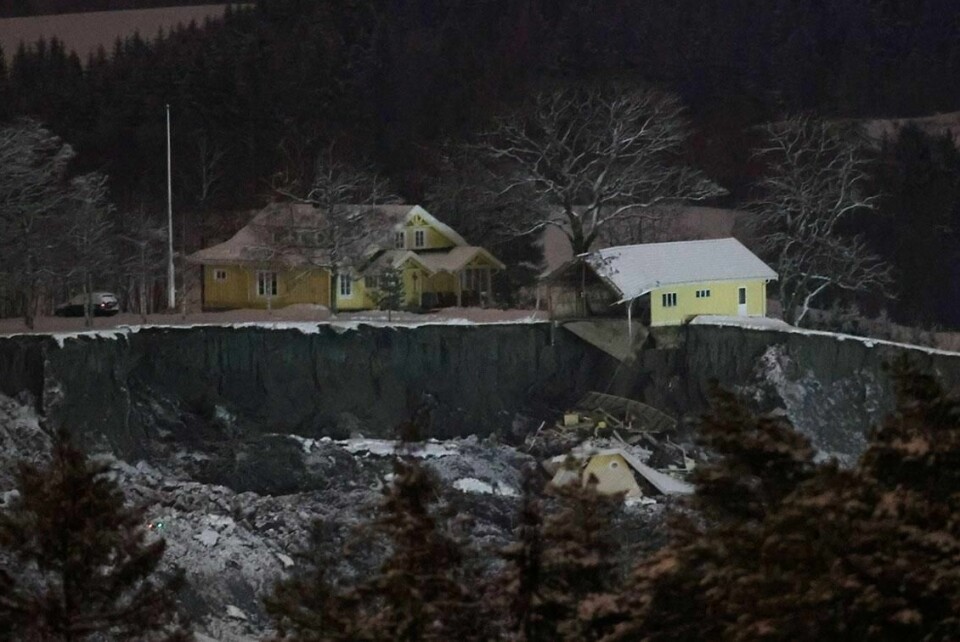 LETER: Fredag skal eksperter lete på bakken der skredet skjedde. 10 personer er fortsatt savnet.