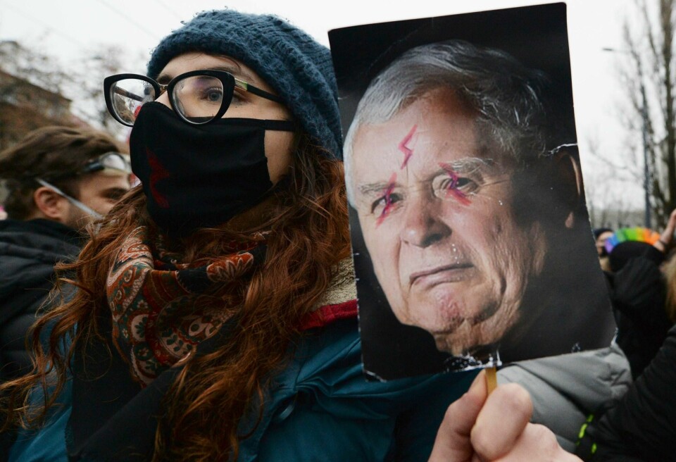 PROTEST: Det har vært mange protester i Polen. Mange er uenig i at noen lover blir strengere. Og at det blir gjort endringer i domstolene. Det gjør at flere er sinte på Jaroslaw Kaczynski. Han er leder i partiet som leder Polen.