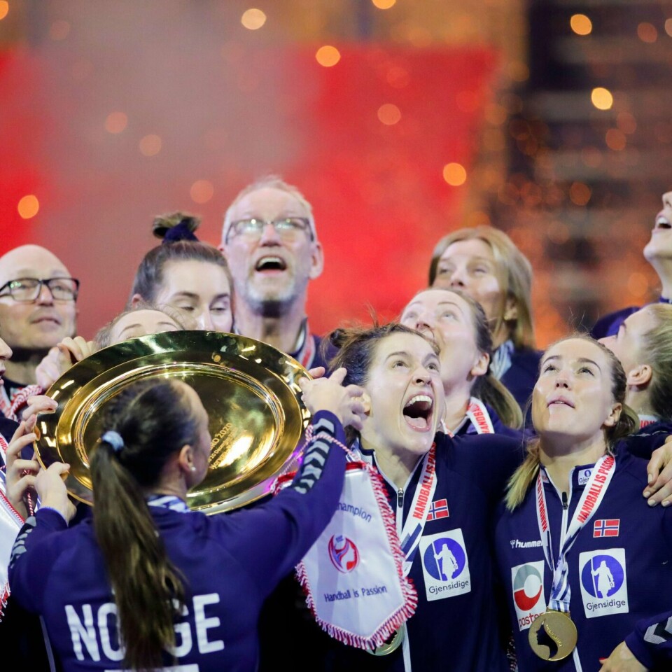 VANT: Norge vant EM i håndball 2020. Her løfter de trofeet.