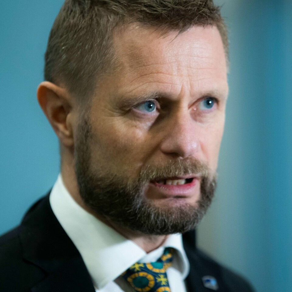 KARANTENE: Regjeringen sier at reisende kan være kortere tid i karantene. På bildet er helseminister Bent Høie.