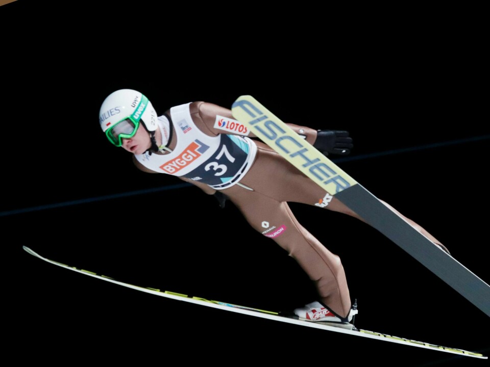 KLAR: Klemens Muranka fikk en positiv prøve på korona søndag. Tirsdag er prøven negativ. Det gjør at hele laget fra Polen likevel får delta i et hopprenn.