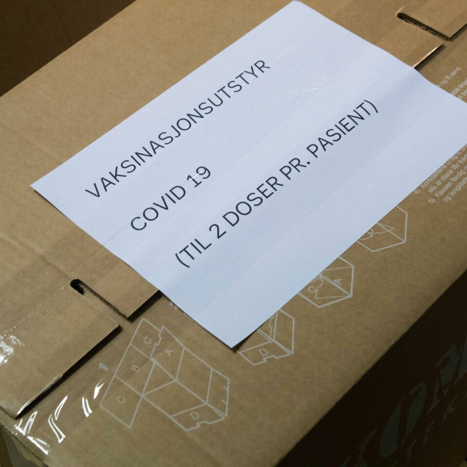 UTSTYR: Nå kommer vaksinen mot korona. I disse eskene er det utstyr.