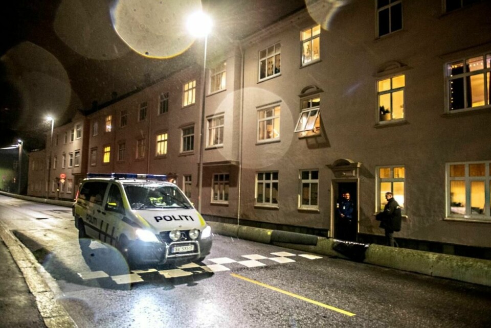 VAKT: Politiet har holdt vakt utenfor bygget der en mann ble skutt av politi mandag kveld. Mannen er nå død.