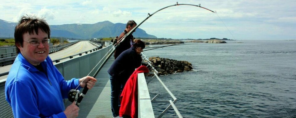 FERIE: Ruth Sommerhalder er fra Sveits. Hun bor i Tromsø i Troms. Hun er en av mange som liker de gode fiskemulighetene lands Atlanterhavsveien.