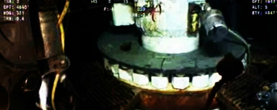 SETTER I PROPPEN: Olje-selskapet BP tror olje-utslippet i Mexicogolfen kan bli stoppet helt. De skal montere en ny propp over utslippet mandag.