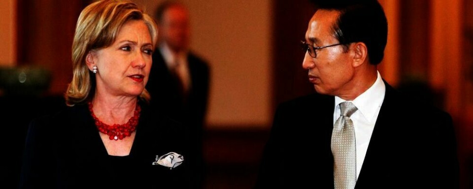 ADVARER: Hillary Clinton (til venstre i bildet) er på besøk i Sør-Korea. Hun advarer Nord-Korea mot å angripe sørkoreanerne.