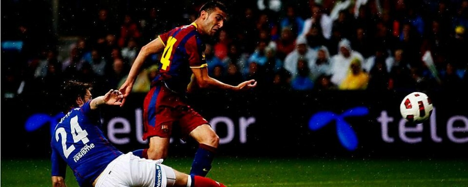 SKUDD: Barcelonas Benja Martinez (i midten) skårer laget tredje mål. Vålerengas Stefan Strandberg (til venstre) klarte ikke å stanse ham.