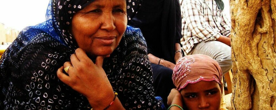 MOTSTAND: Kvinnen til venstre på bildet er Beyano Walet Akli. Hun er leder for en organisasjon som vil jobbe mot at barn blir tvangs-foret og giftet bort. På bildet er hun på besøk hos en gruppe for kvinner i Kidal. Det er nord i Mali.