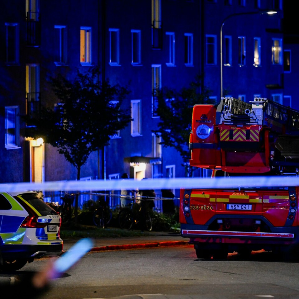 SVERIGE: En kraftig eksplosjon gikk av i et boligbygg vest i Stockholm mandag kveld. En kraftig eksplosjon rammet et boligbygg vest i Stockholm mandag kveld. Foto: Pontus Lundahl / TT / NTB