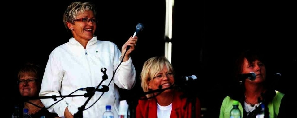 KAN OMBESTEMME SEG: Liv Signe Navarsete (med hvit jakke på bildet) er kommunalminister. Hun sier at Senterpartiet kan ombestemme seg i saken om kraftlinjer i Hardanger.