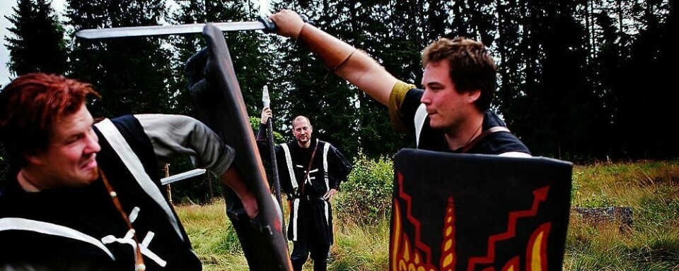 KAMP: Thomas Malterudbakken ser på at Kjell Erik Adeler og Jens Omland øver til kamp. De er soldater i Khamra Reis tredje infanteri-korps.
