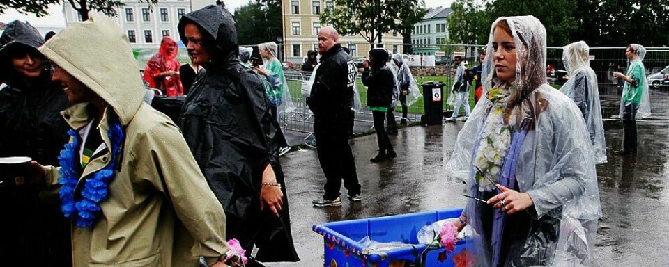 VÅTT: Mille Israelsen fra Danmark er en av mange frivillige på Øyafestivalen.