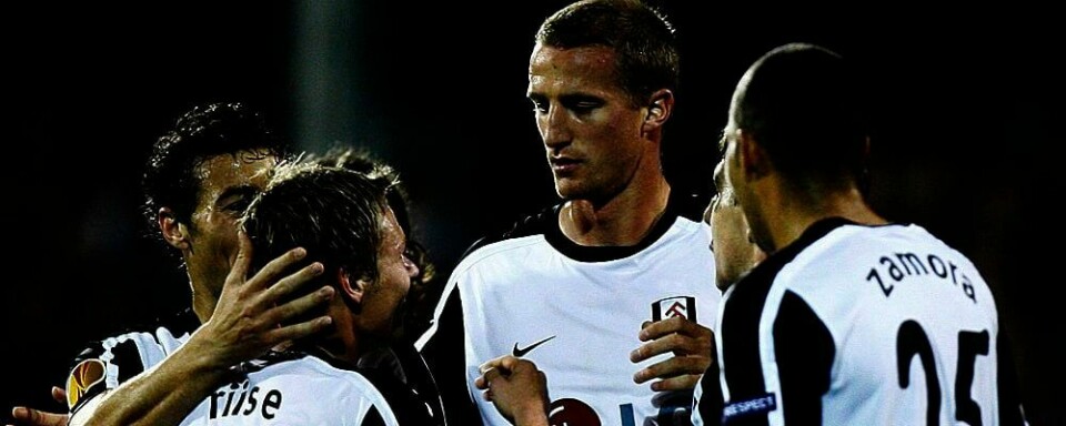 KLAR: Både Brede Hangeland (i midten) og Bjørn Helge Riise (til venstre) spiller for den engelske klubben Fulham. De er klare for den engelske fotball-serien Premier League. De første kampene spilles lørdag. På bildet feirer de Hangelands mål mot Roma i fjor.