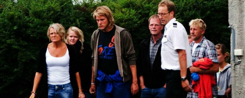 TILBAKE: Søren Thuesen (midten) ble kalt en helt. Han svømte og sprang over 7 kilometer for å varsle om en båt som var gått rundt ved Mandal. Fire av vennene hans druknet. Han forteller hva som skjedde.
