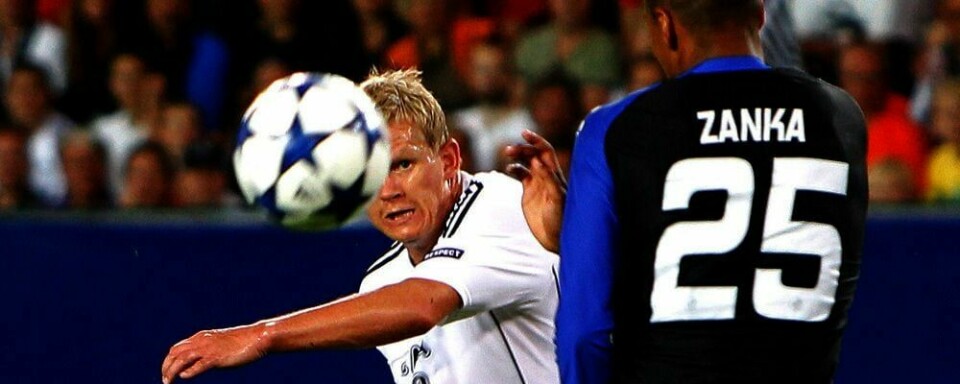 AVGJØRES: Ikveld blir det klart om Rosenborg er i mesterligaen i fotball. De spiller mot FC København. Rosenborgs Steffen Iversen er klar til å presse danske Mathias Zanka Jørgensen.