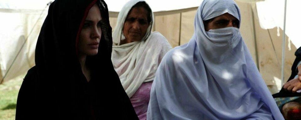 I PAKISTAN:  Tirsdag kom Angelina Jolie til Nowshera. Hun snakket med kvinner som merker flommen. 18 millioner mennesker merker flommen i Pakistan.