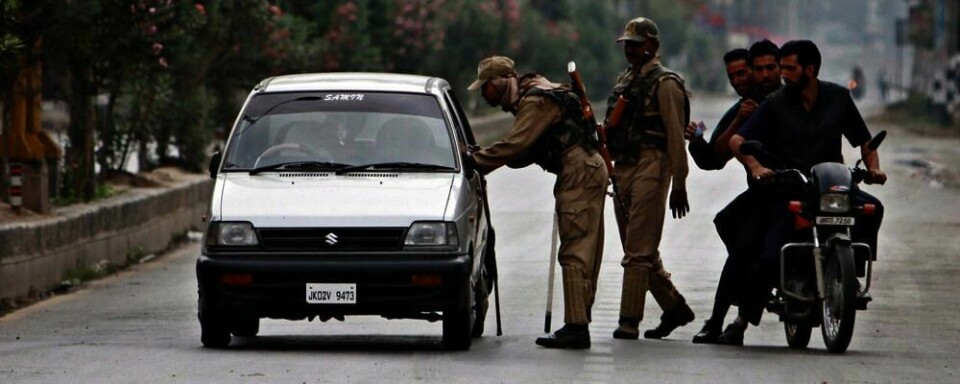 URO I KASHMIR: Muslimer har protestert og laget uro i Kashmir de siste dagene. Årsaken er at kristne amerikanere har ødelagt Koranen. Disse politimennene sjekker en bil i Srinagar.