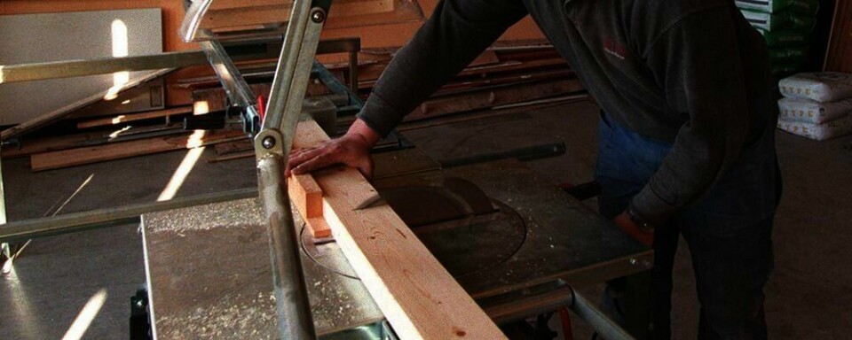 ULOVLIG SVART ARBEID: Mange nordmenn betaler for svart arbeid. Det er ulovlig. Svart arbeid kan gi mer kriminalitet fra utenlandske bander. Det tror en rådgiver.